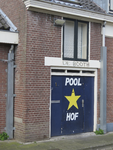 908185 Afbeelding van de tekst 'DE BOOTH' en 'POOL * HOF' op een pakhuisje aan de Poolsterhof te Utrecht.